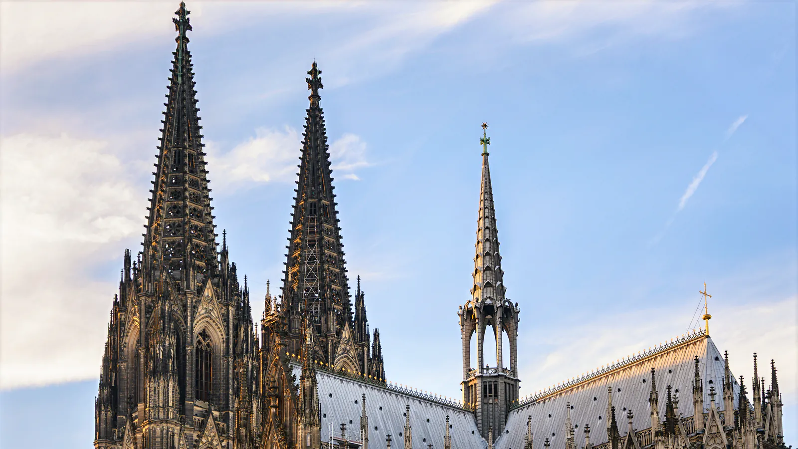 Hai tháp Gothic và gian nhà của Nhà thờ chính tòa Köln trong ánh hoàng hôn