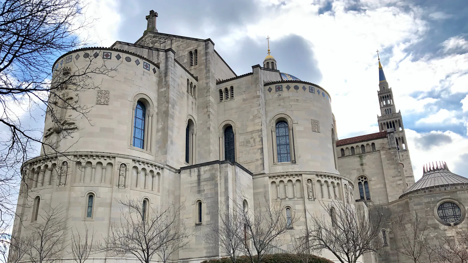 Ngoại thất Romanesque–Byzantine của Đền thánh Quốc gia Đức Mẹ Vô Nhiễm tại Washington