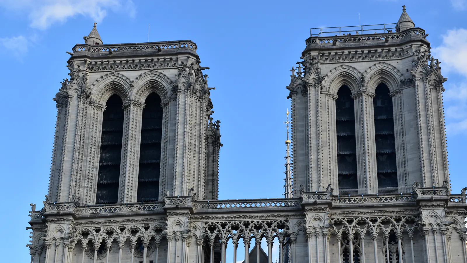 Hai tháp mặt tiền phía tây của Nhà thờ Đức Bà Paris sau trùng tu