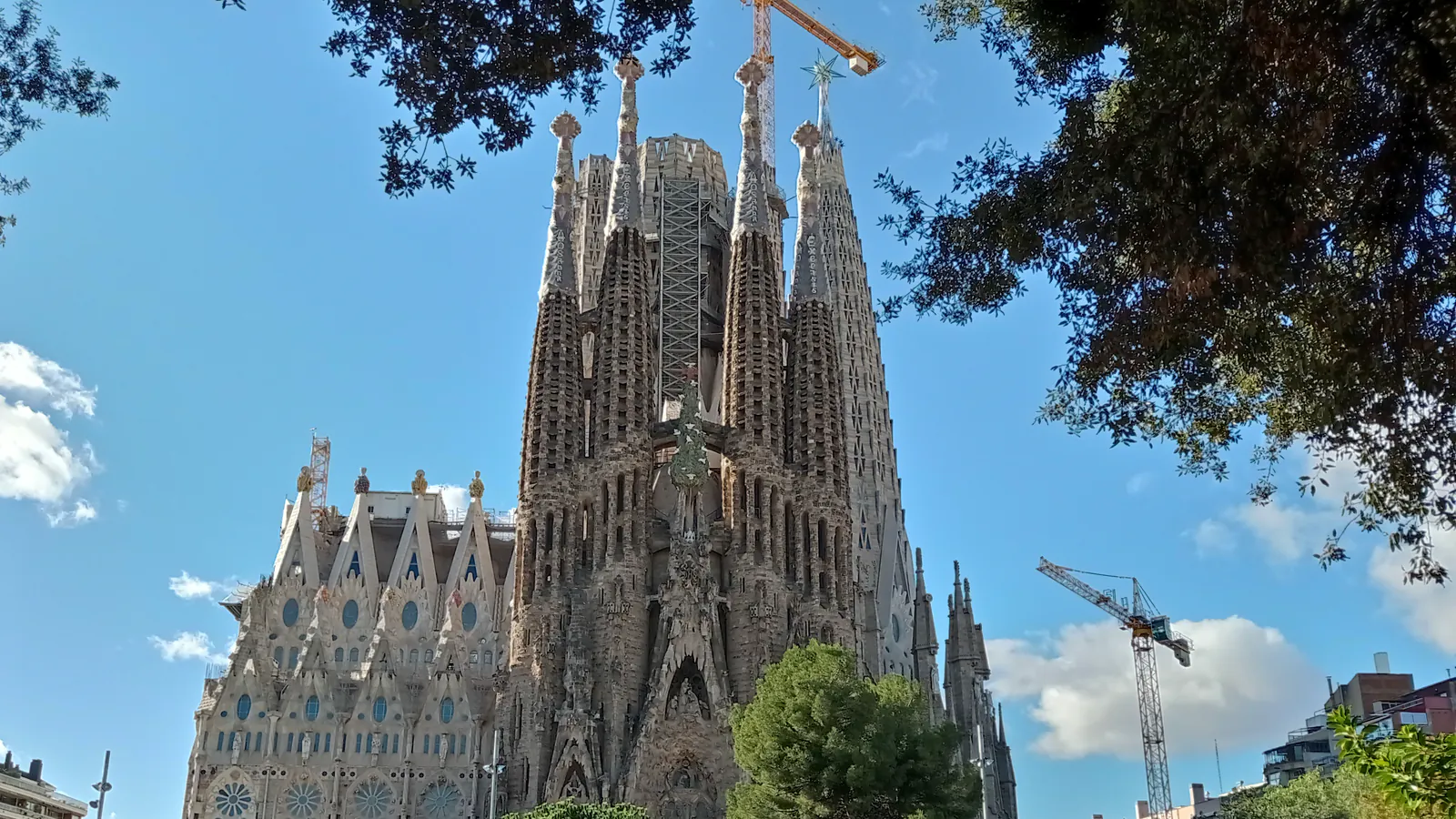 Les tours de pierre de la Sagrada Família s’élevant sous le ciel bleu de Barcelone